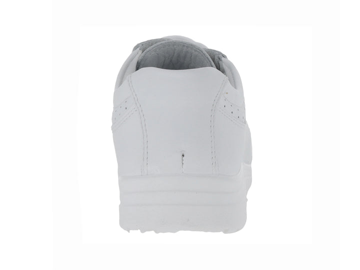 Zapato plano de color blanco con cordones y detalles perforados laterales sobre fondo blanco.