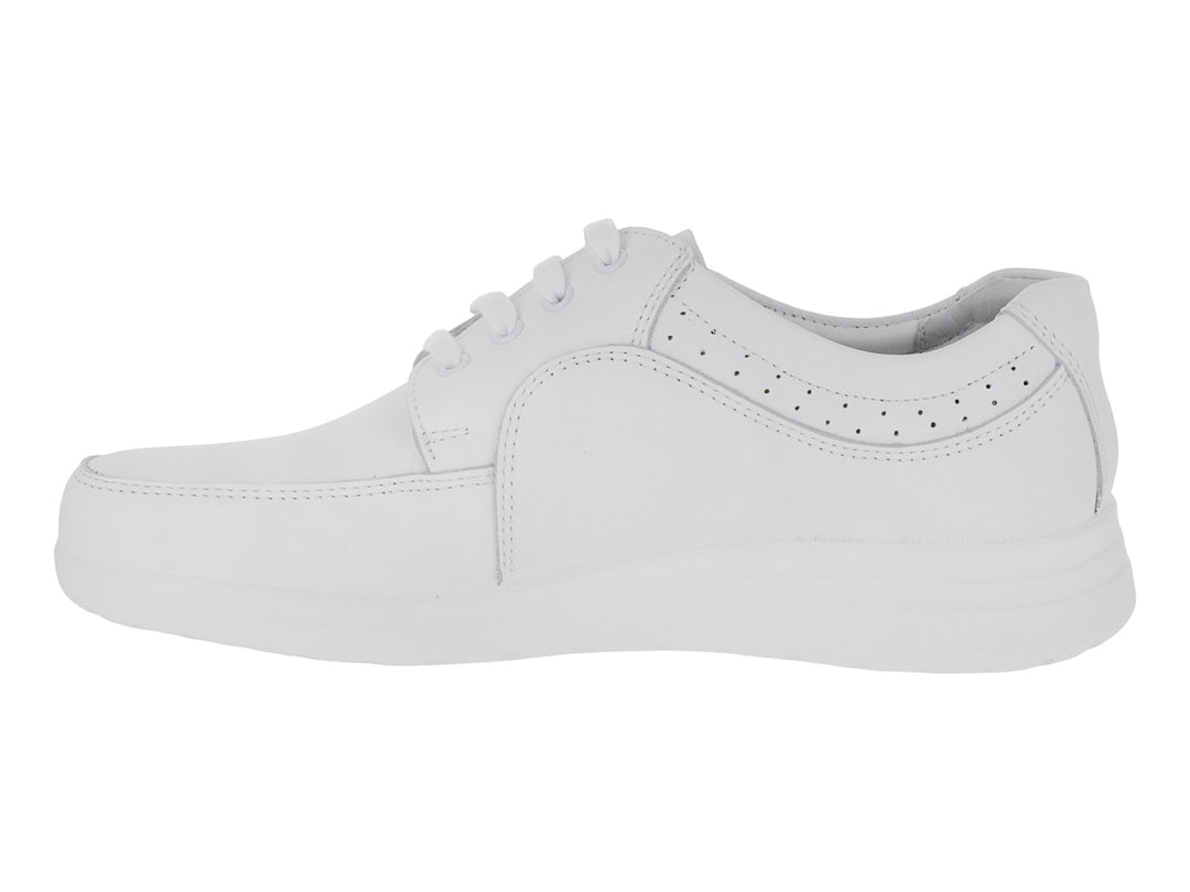 Zapato plano de color blanco con cordones y detalles perforados laterales sobre fondo blanco.