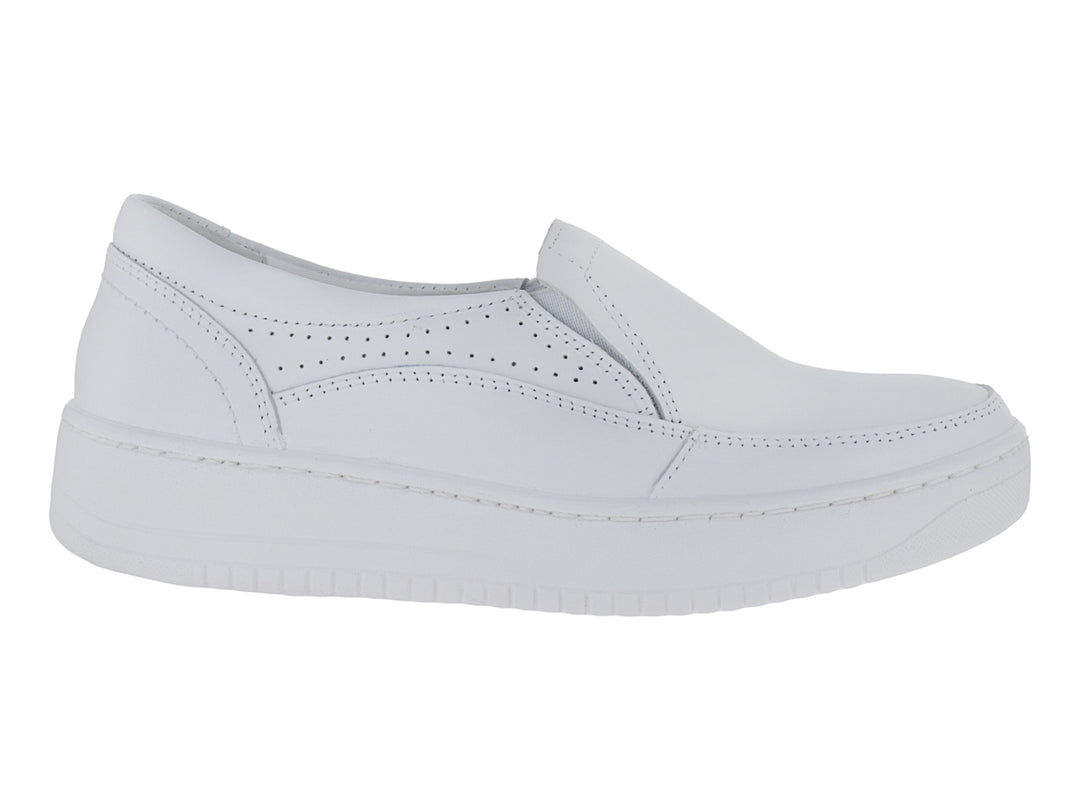 Zapato plano slip-on color blanco con detalles perforados laterales y suela gruesa.