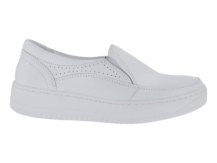Zapato plano slip-on color blanco con detalles perforados laterales y suela gruesa.