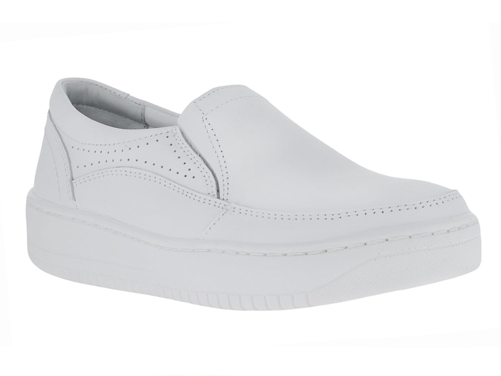 Zapato plano slip-on color blanco con detalles perforados laterales y suela gruesa.