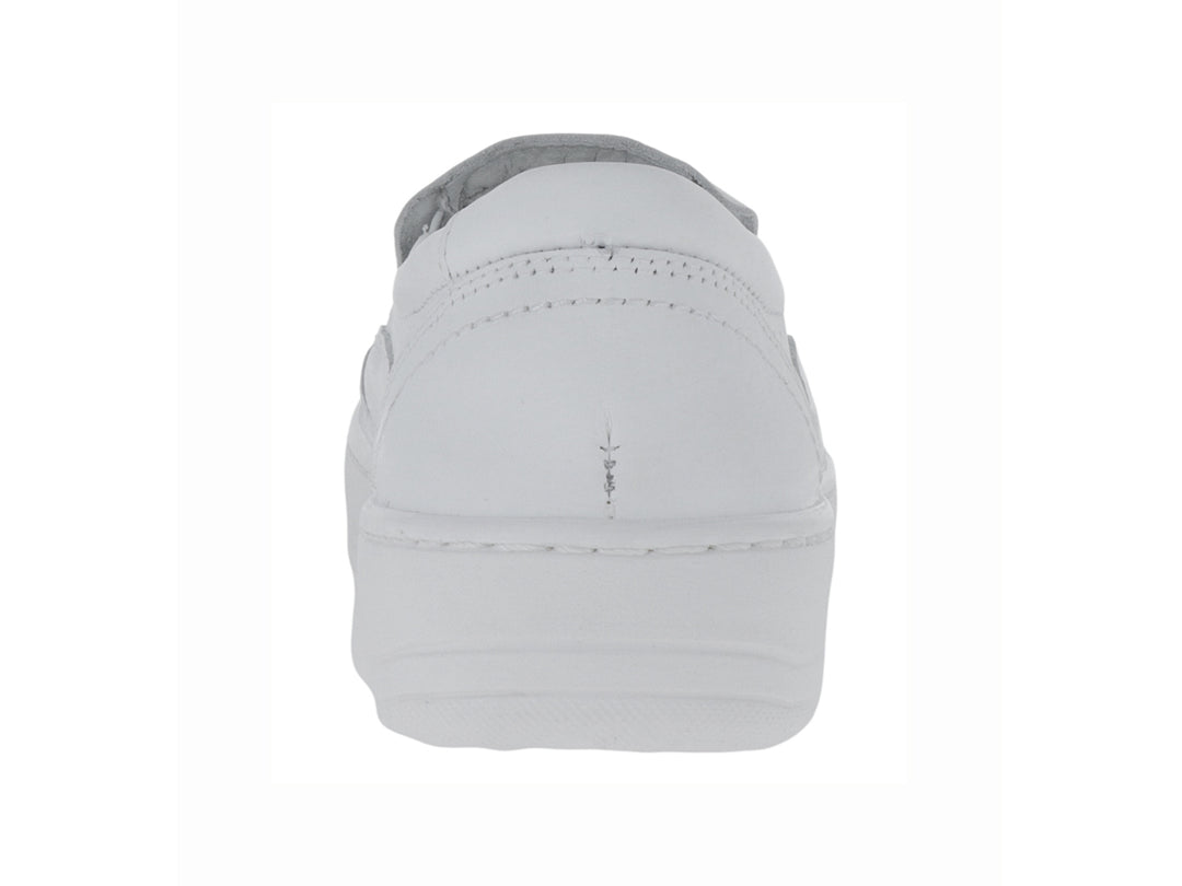Zapato plano slip-on color blanco con detalles perforados laterales y suela gruesa.