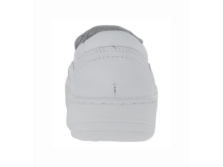 Zapato plano slip-on color blanco con detalles perforados laterales y suela gruesa.