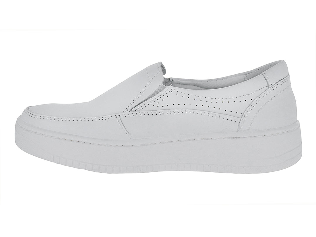Zapato plano slip-on color blanco con detalles perforados laterales y suela gruesa.