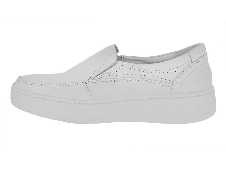 Zapato plano slip-on color blanco con detalles perforados laterales y suela gruesa.