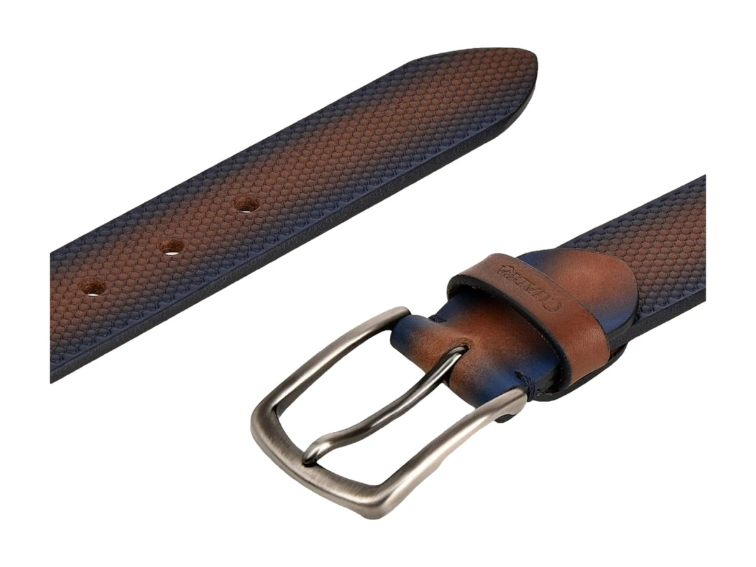 Cinturón de cuero color café con textura grabada y hebilla metálica plateada.
