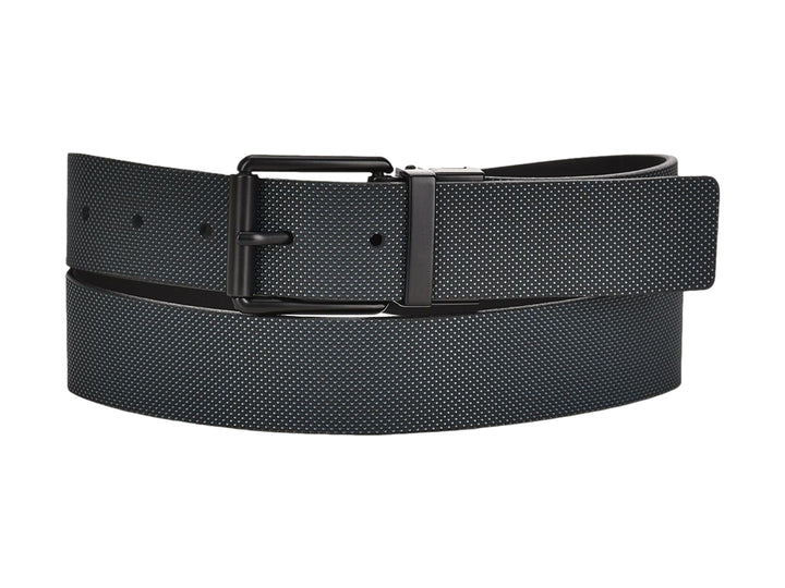 Cinturón reversible de cuero en colores marino y negro con hebilla metálica negra y textura granulada.