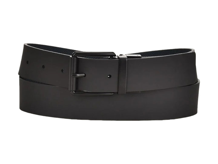Cinturón reversible de cuero en colores marino y negro con hebilla metálica negra y textura granulada.