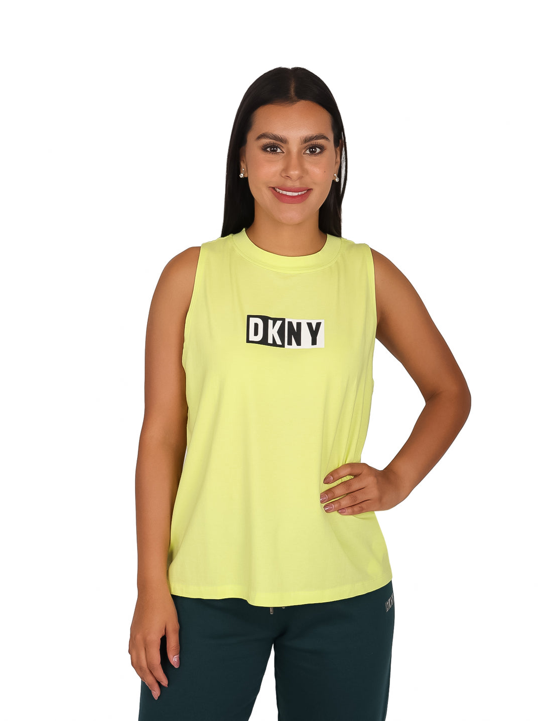 Mujer vistiendo una camiseta sin mangas color lima con el logotipo de DKNY en el pecho.