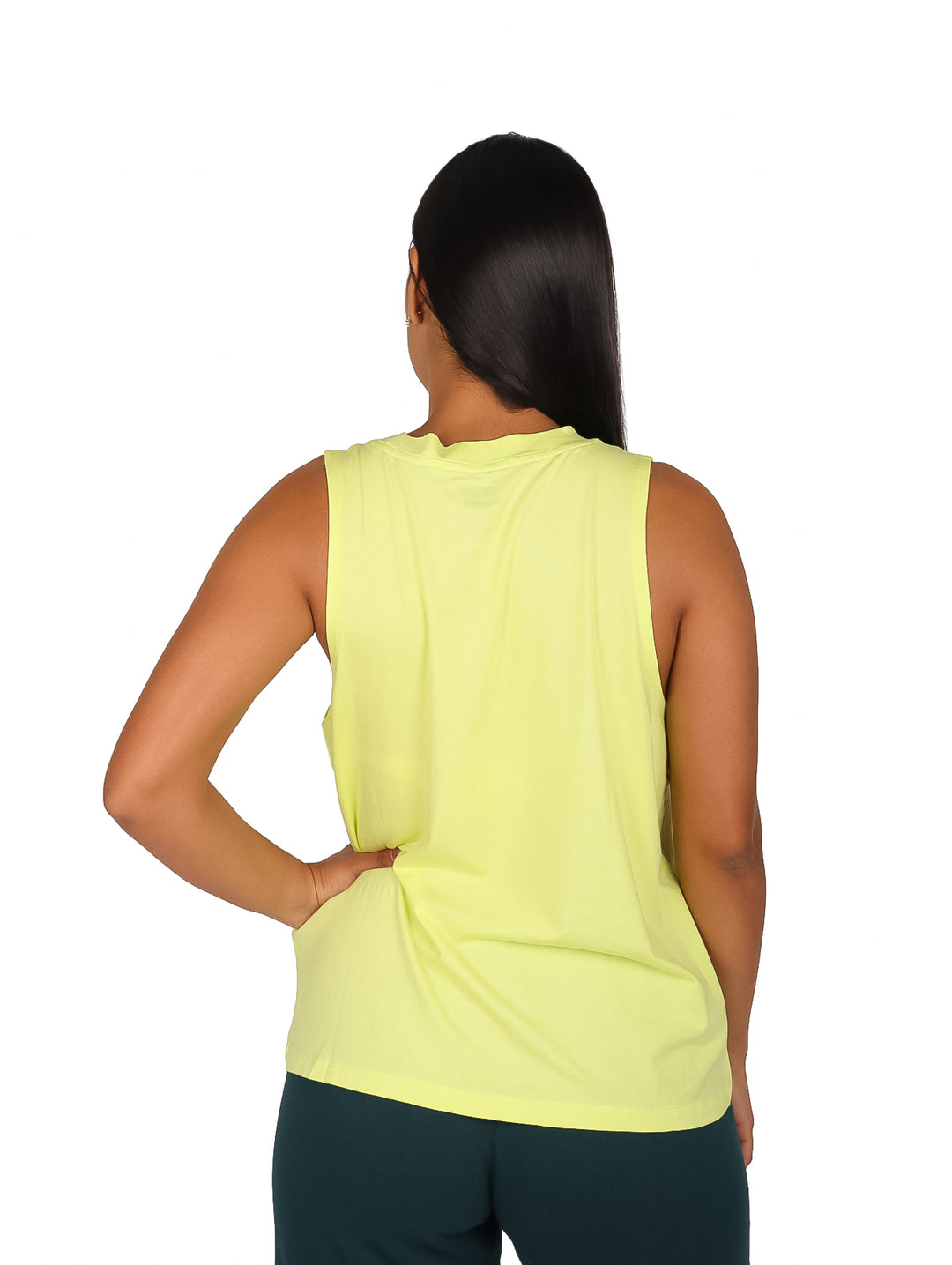 Mujer vistiendo una camiseta sin mangas color lima con el logotipo de DKNY en el pecho.