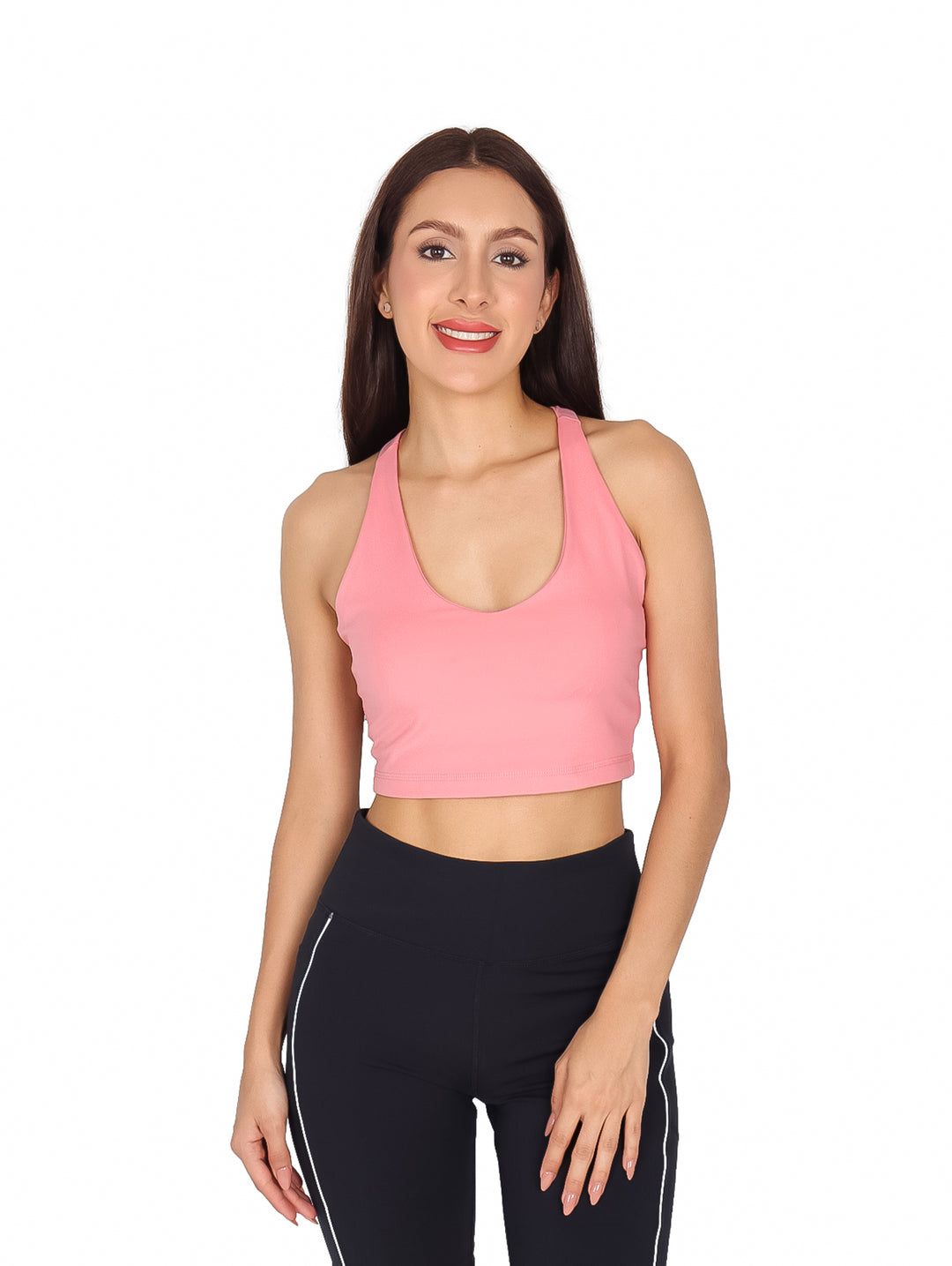 Mujer vistiendo un crop top deportivo color rosa con cuello en V y espalda racerback.
