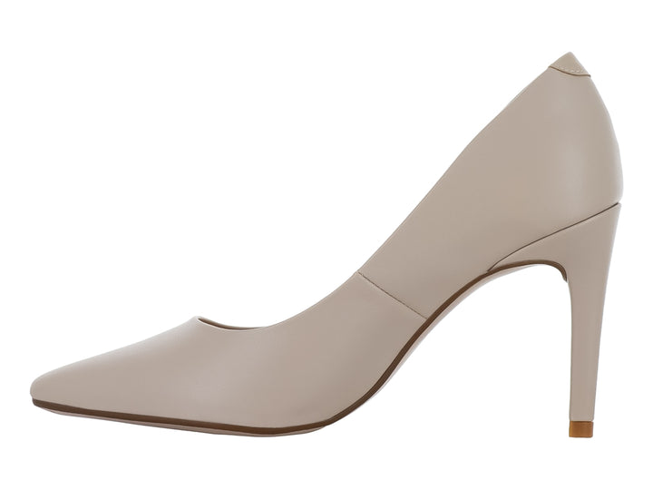Zapato de tacón alto estilo stiletto en color clay con punta fina y acabado mate.