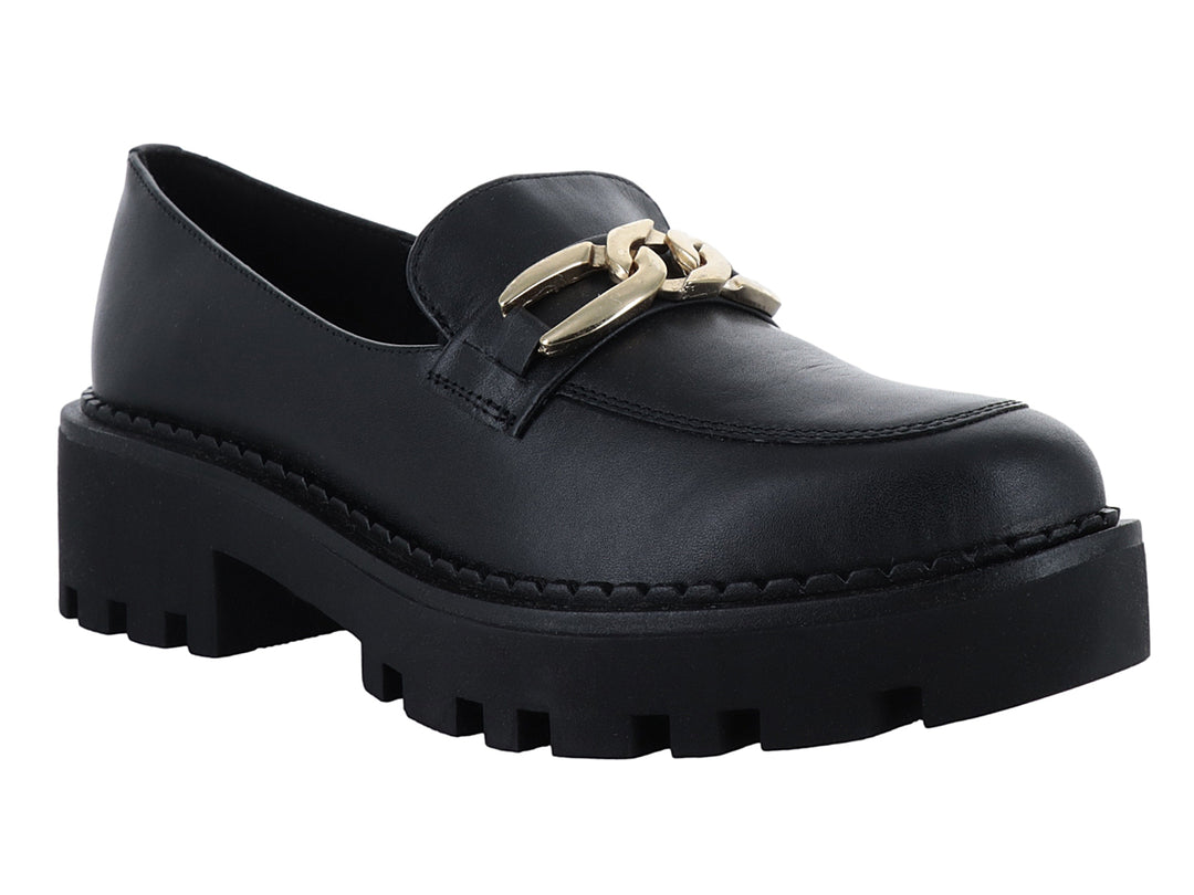 Zapato tipo mocasín de piel negra con plataforma gruesa y detalle de cadena dorada en el empeine.