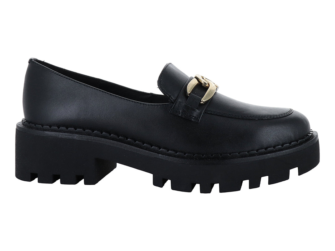 Zapato tipo mocasín de piel negra con plataforma gruesa y detalle de cadena dorada en el empeine.