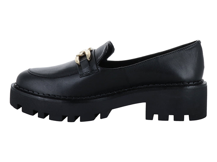 Zapato tipo mocasín de piel negra con plataforma gruesa y detalle de cadena dorada en el empeine.