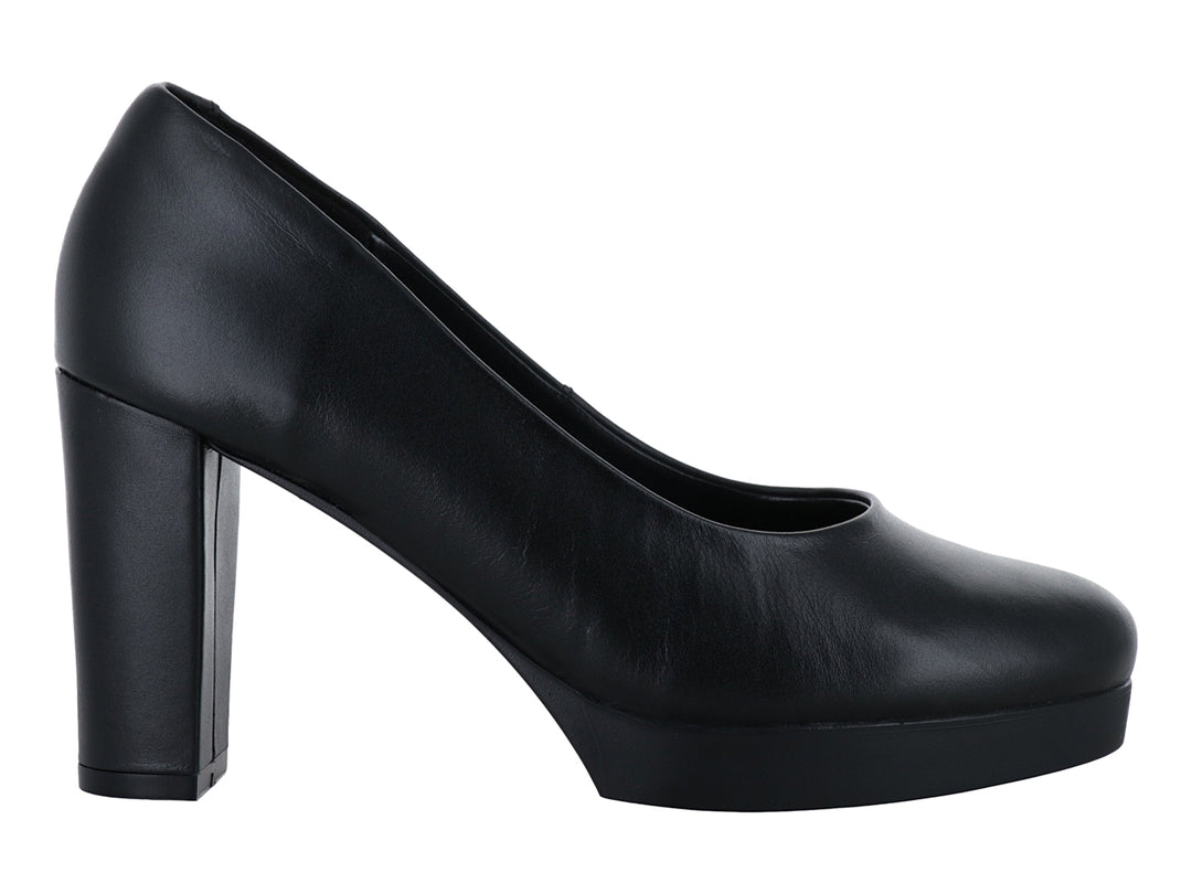 Zapato de tacón grueso y plataforma en color negro, material de piel lisa.