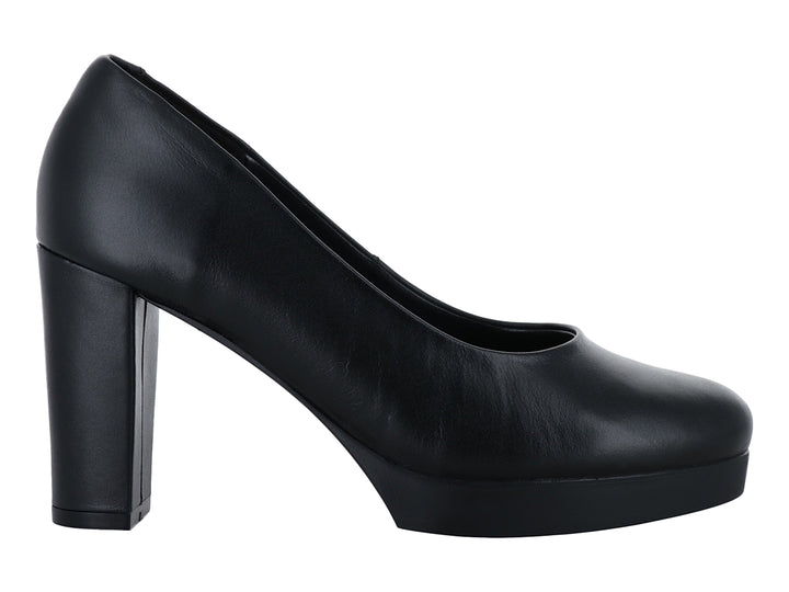 Zapato de tacón grueso y plataforma en color negro, material de piel lisa.