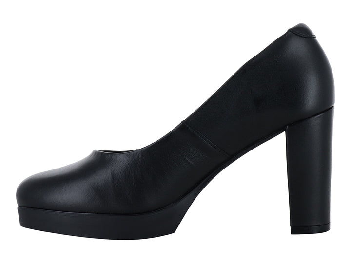 Zapato de tacón grueso y plataforma en color negro, material de piel lisa.