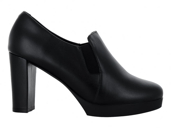Zapato de tacón grueso y plataforma en color negro, material de cuero liso para mujer.