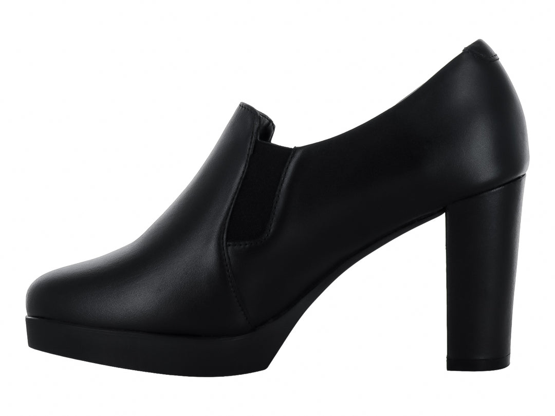 Zapato de tacón grueso y plataforma en color negro, material de cuero liso para mujer.