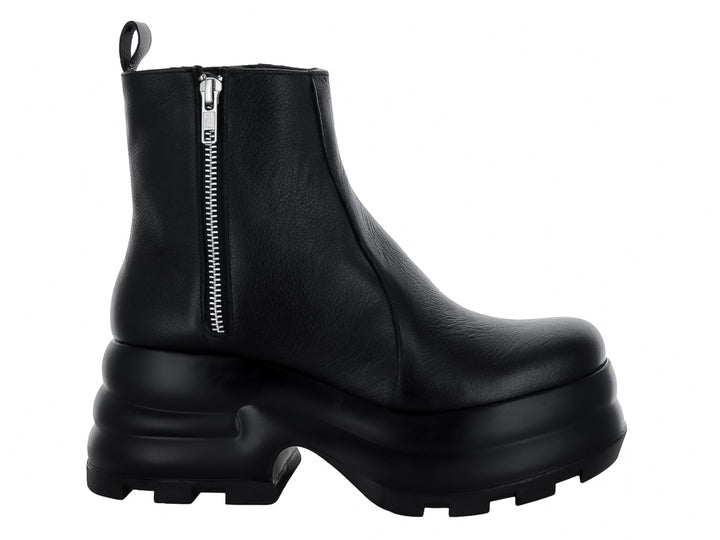 Bota negra de cuero con suela de plataforma gruesa y cierre lateral plateado.