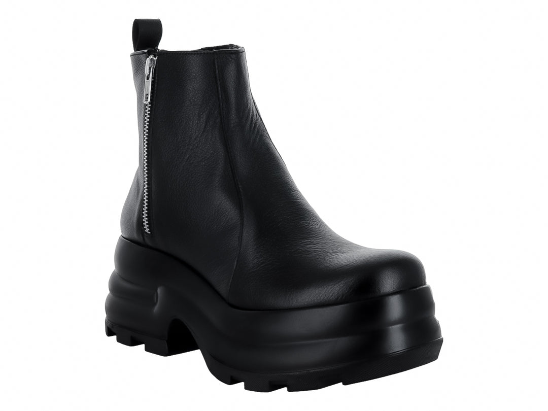 Bota negra de cuero con suela de plataforma gruesa y cierre lateral plateado.