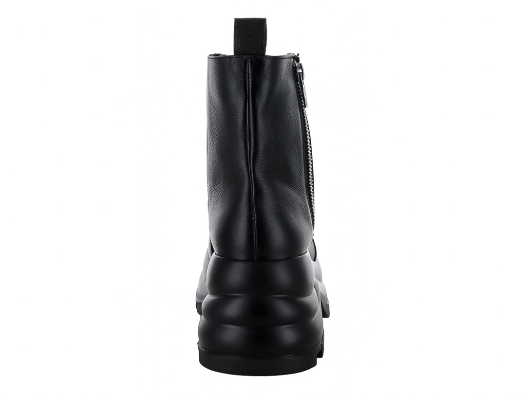 Bota negra de cuero con suela de plataforma gruesa y cierre lateral plateado.