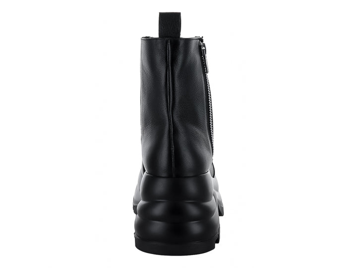 Bota negra de cuero con suela de plataforma gruesa y cierre lateral plateado.