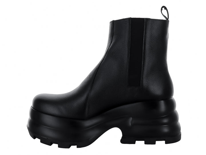 Bota negra de cuero con suela de plataforma gruesa y cierre lateral plateado.
