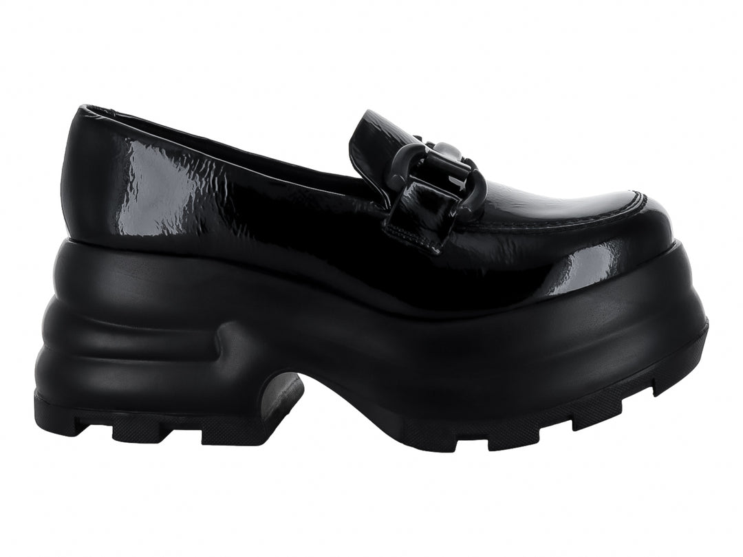 Zapato mocasín negro de piel brillante con plataforma gruesa y hebilla decorativa.