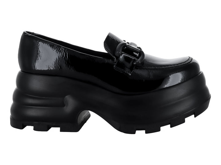 Zapato mocasín negro de piel brillante con plataforma gruesa y hebilla decorativa.