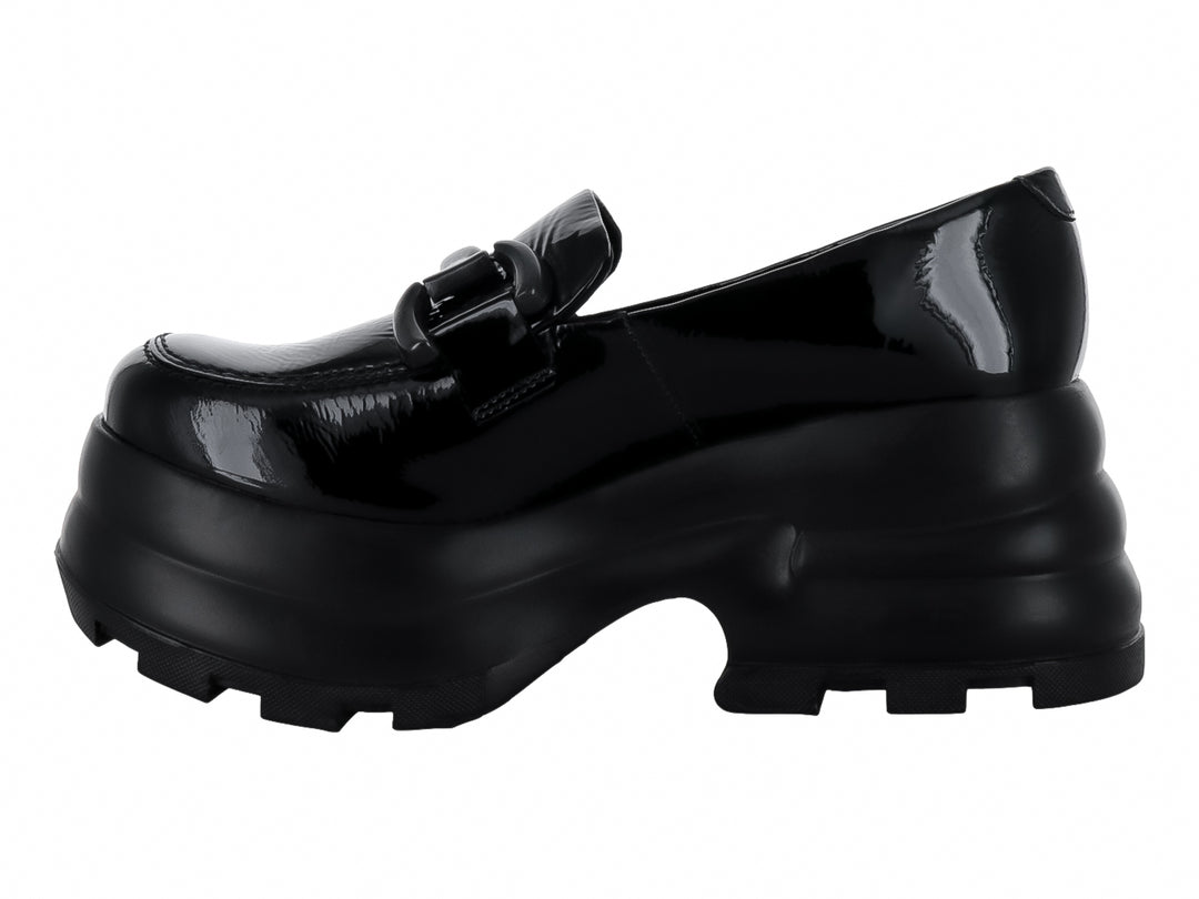 Zapato mocasín negro de piel brillante con plataforma gruesa y hebilla decorativa.