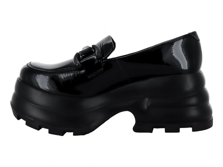 Zapato mocasín negro de piel brillante con plataforma gruesa y hebilla decorativa.