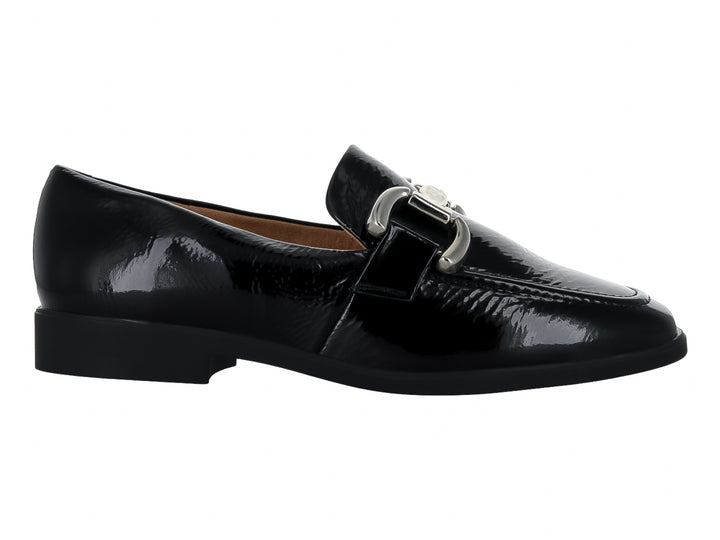 Zapato mocasín de piel negra brillante con hebilla metálica plateada.