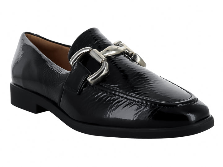 Zapato mocasín de piel negra brillante con hebilla metálica plateada.