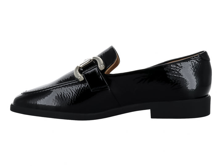 Zapato mocasín de piel negra brillante con hebilla metálica plateada.