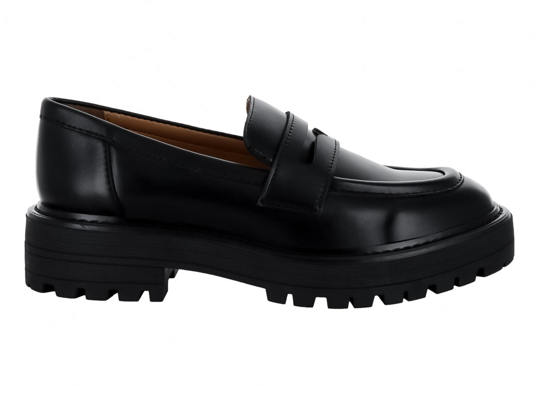 Mocasín negro con suela track gruesa y acabado brillante.