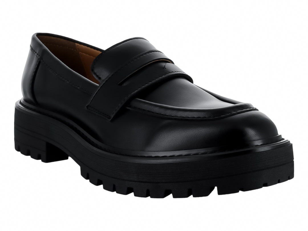 Mocasín negro con suela track gruesa y acabado brillante.