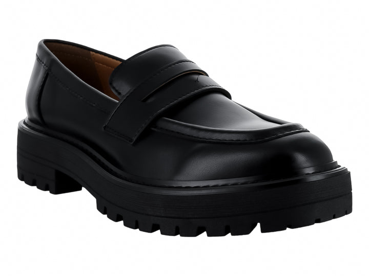 Mocasín negro con suela track gruesa y acabado brillante.