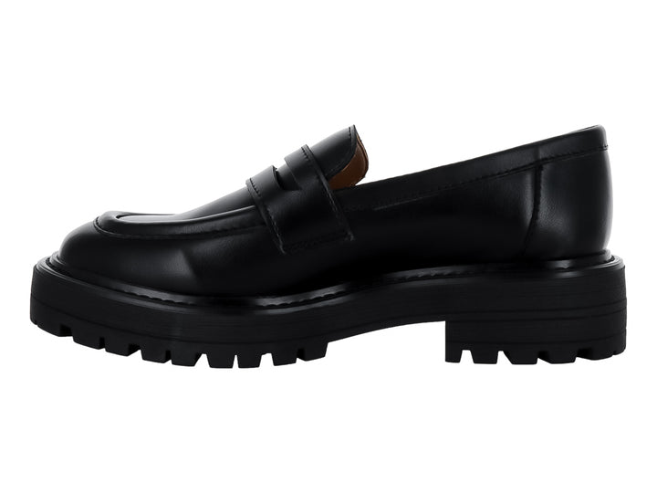 Mocasín negro con suela track gruesa y acabado brillante.