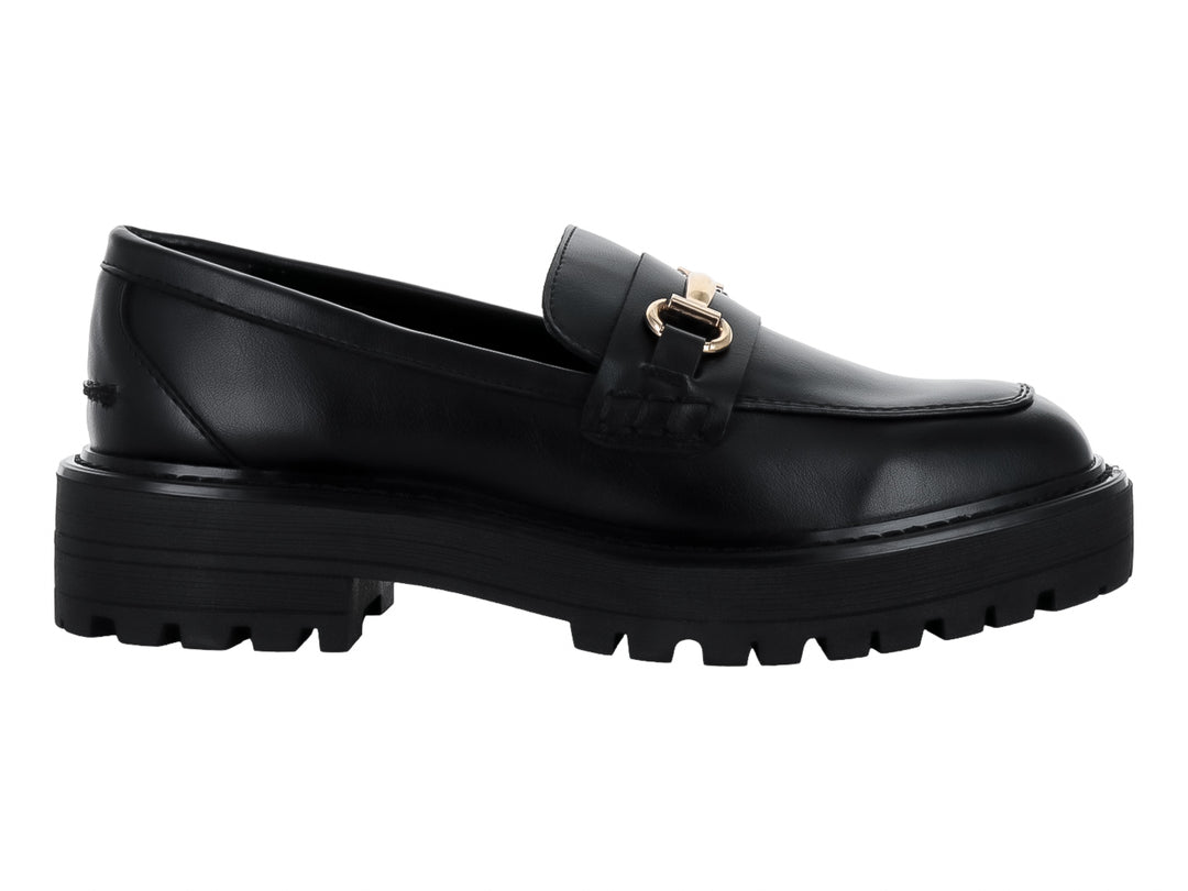 Mocasín negro de plataforma con hebilla dorada y suela track.