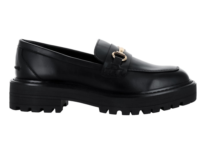 Mocasín negro de plataforma con hebilla dorada y suela track.