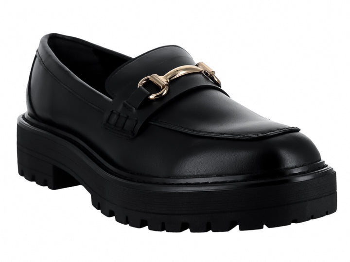 Mocasín negro de plataforma con hebilla dorada y suela track.
