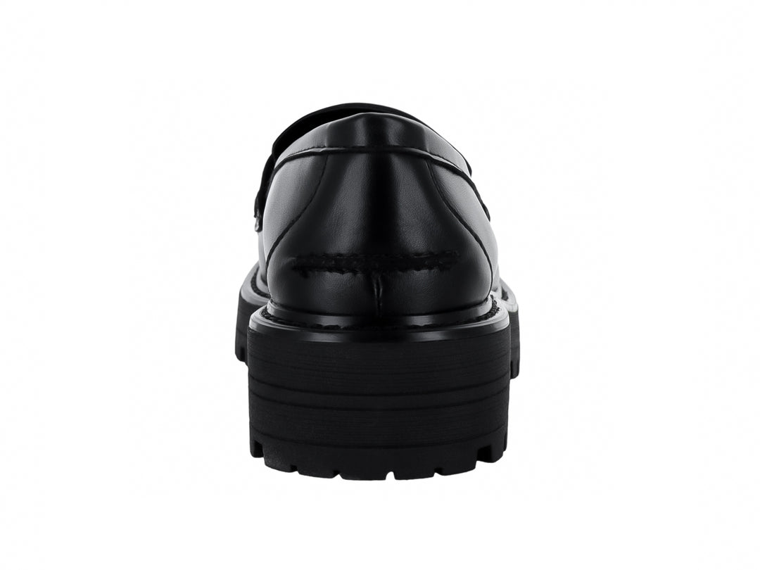 Mocasín negro de plataforma con hebilla dorada y suela track.
