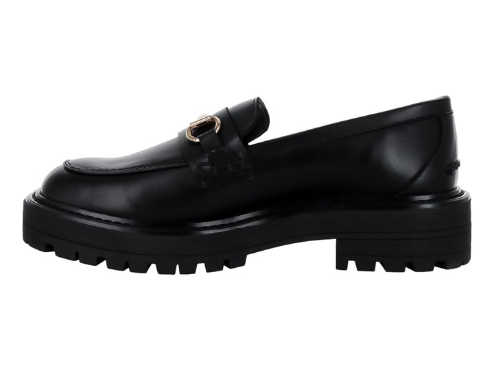 Mocasín negro de plataforma con hebilla dorada y suela track.