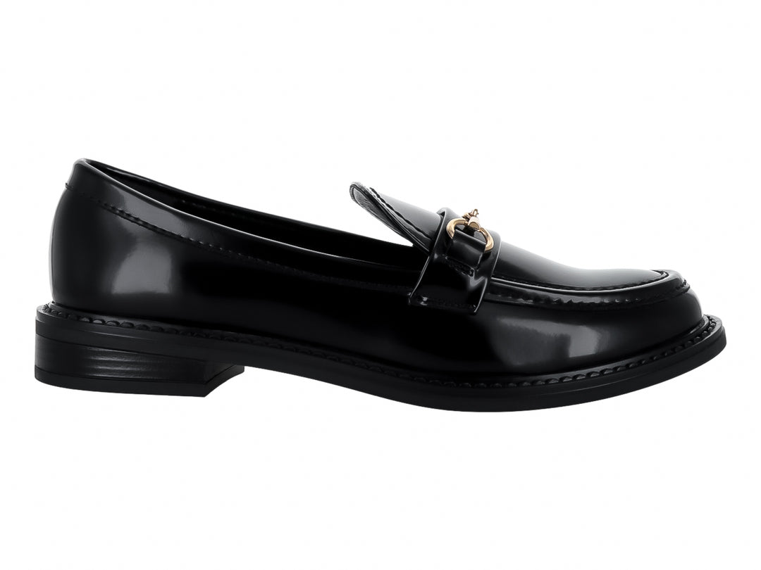 Mocasín negro brillante para mujer con hebilla dorada y suela gruesa.