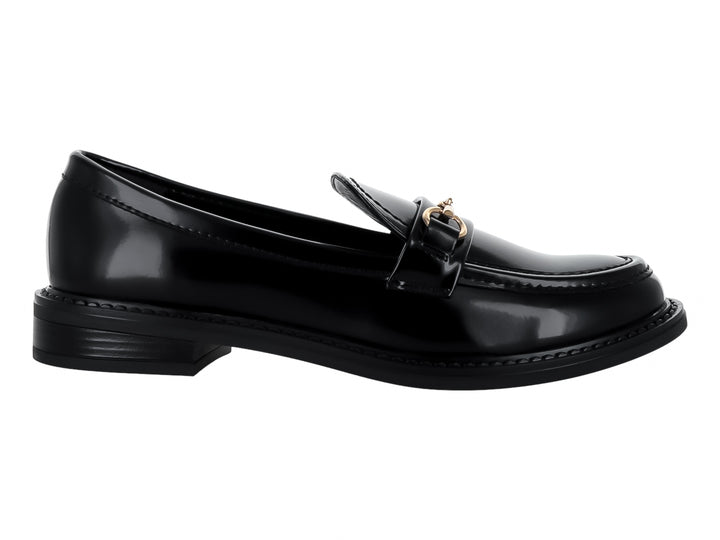 Mocasín negro brillante para mujer con hebilla dorada y suela gruesa.