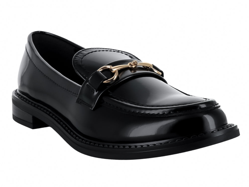 Mocasín negro brillante para mujer con hebilla dorada y suela gruesa.