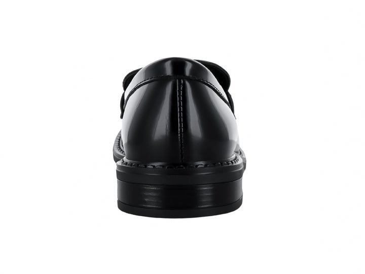 Mocasín negro brillante para mujer con hebilla dorada y suela gruesa.