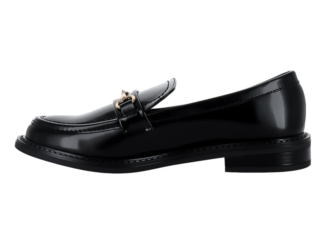 Mocasín negro brillante para mujer con hebilla dorada y suela gruesa.